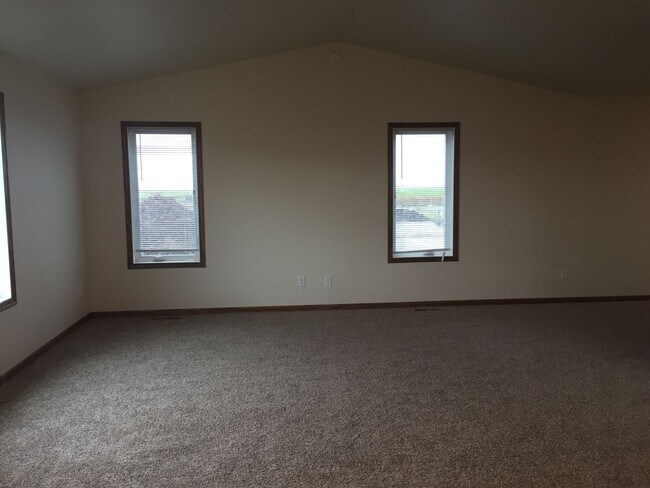 Building Photo - 3 Bed 2 Bath Single Family Home