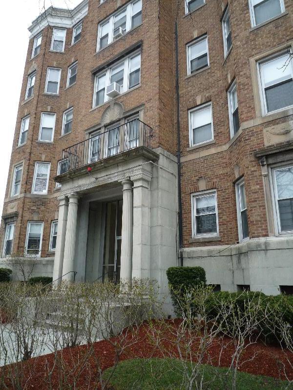 Building Photo - 235 Park Dr