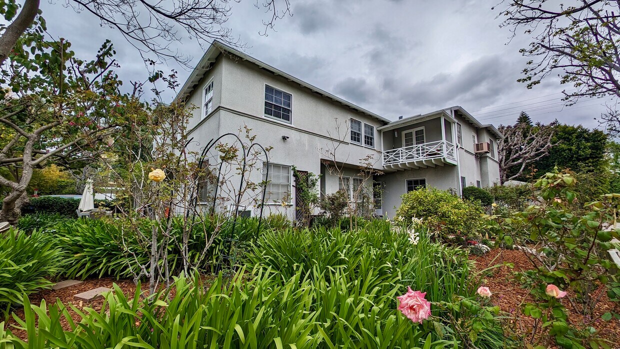 Primary Photo - 8421 Waring Ave