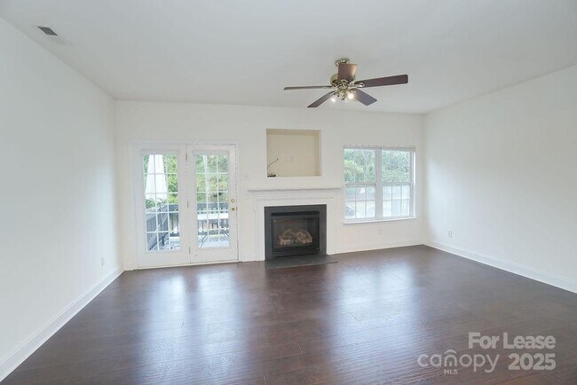 Foto del edificio - 9858 Treeside Ln