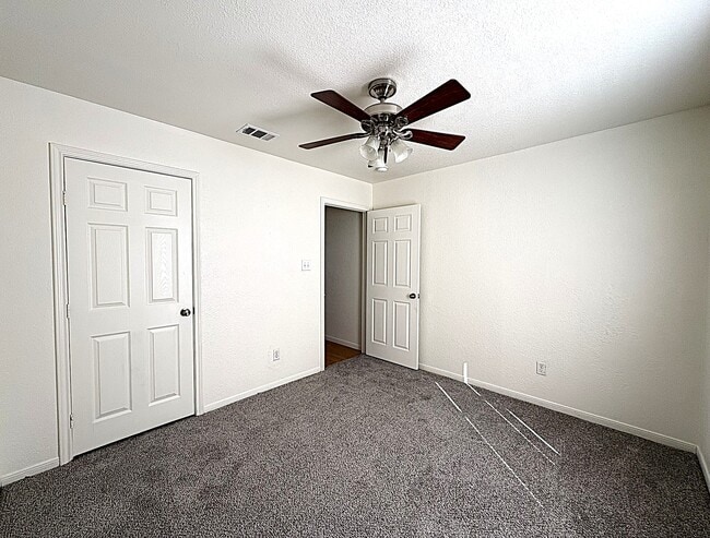 Building Photo - 208 Rodeo Cir