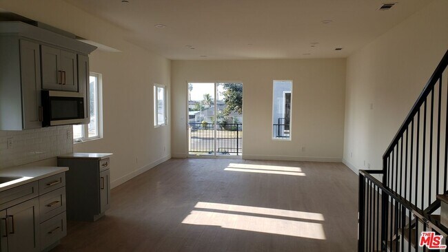 Foto del edificio - 2406 S Dunsmuir Ave