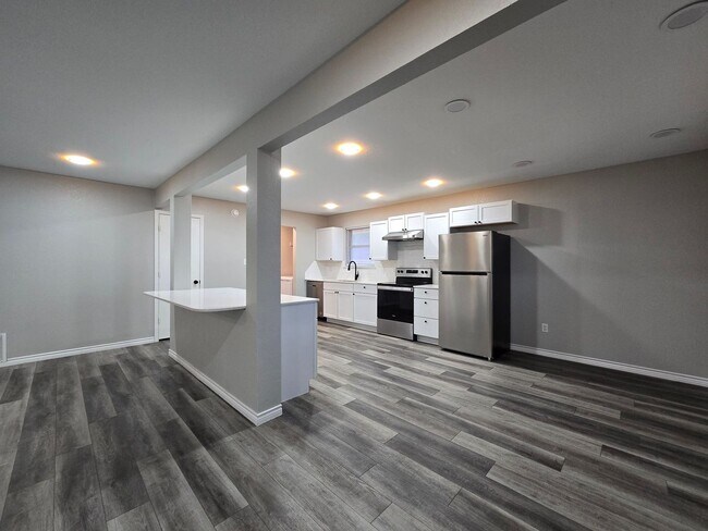 Foto del edificio - AVAILABLE NOW! RENT REDUCTION