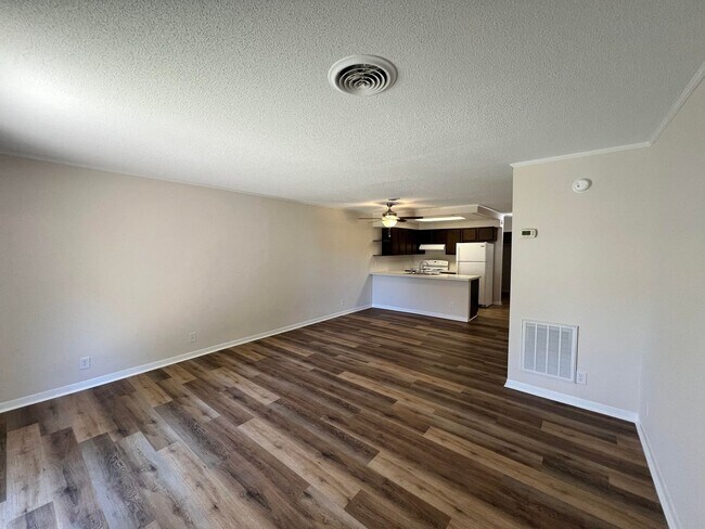 Building Photo - UPDATED AND CLEAN UNFURNISHED CONDO
