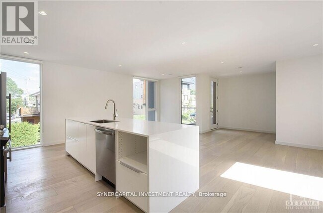 Building Photo - 14 Chapleau Ave