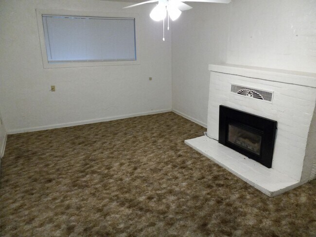 Building Photo - Cute 3 bdrm w/ yard in Shasta Lake!