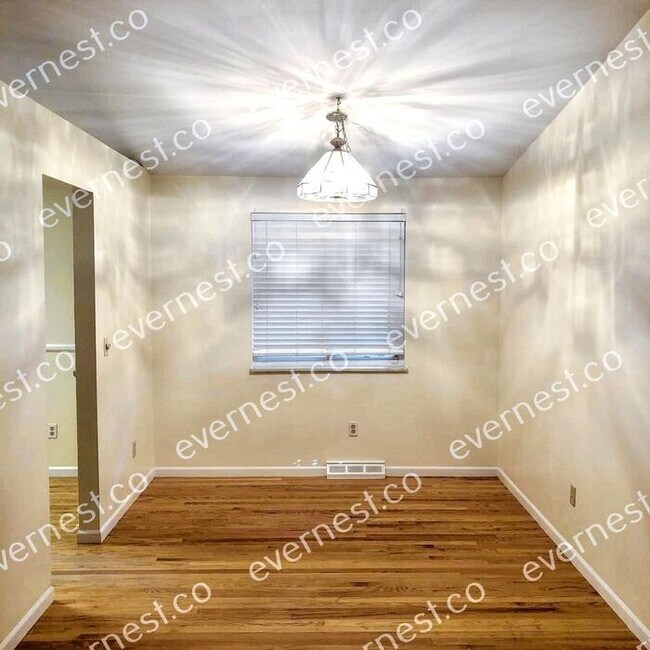 Foto del edificio - Beautiful 4-Bedroom Home with Modern Comfo...
