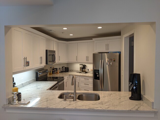 Building Photo - 9039 NE Juanita Dr
