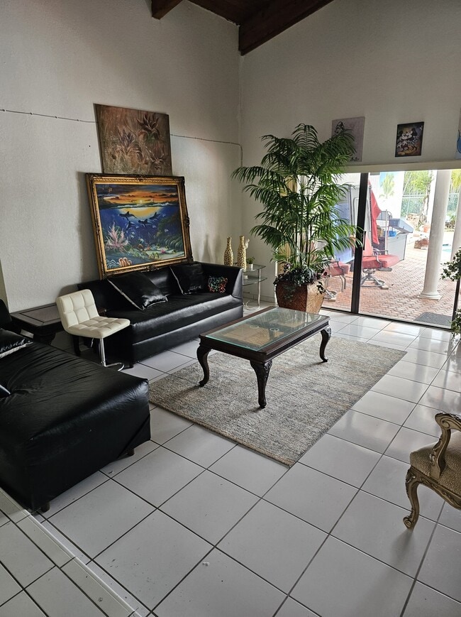 Foto del edificio - 740 Bluebird Ln