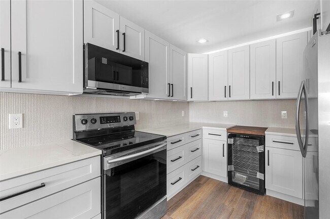 Building Photo - 2800 N Palm Aire Dr