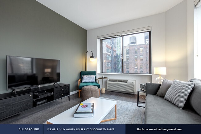 Building Photo - 160 W 24th St