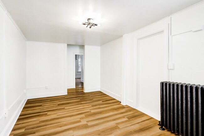 Sala de estar - 652 Columbia Ave