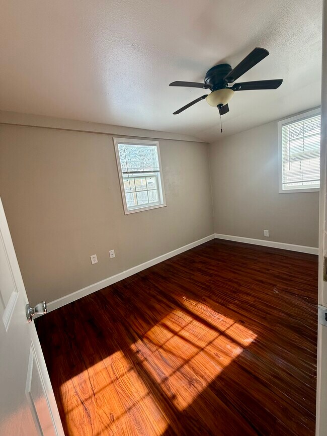 Building Photo - 1805 Baird St