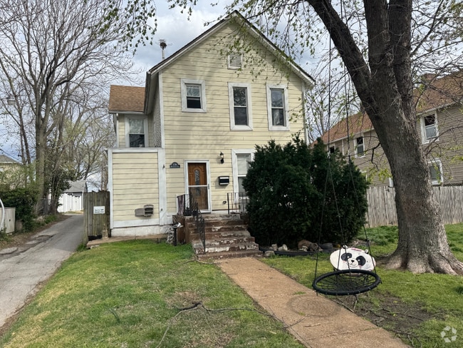 Building Photo - 2214 McCausland Ave
