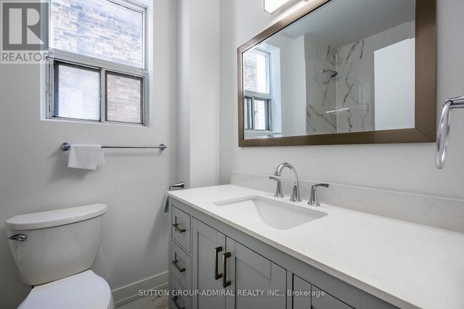 Photo du bâtiment - 1969 Queen St E