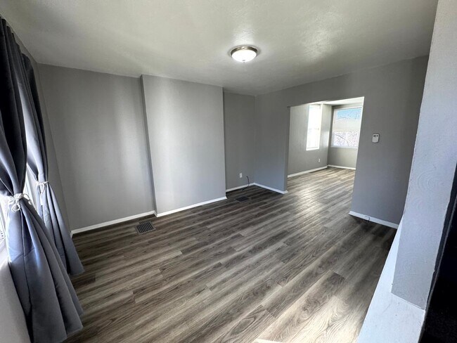 Building Photo - Lovely two bedroom, 1 bathroom Townhome on...