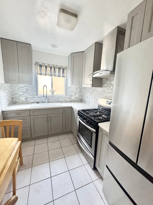 Foto del edificio - 1751 Winona Blvd