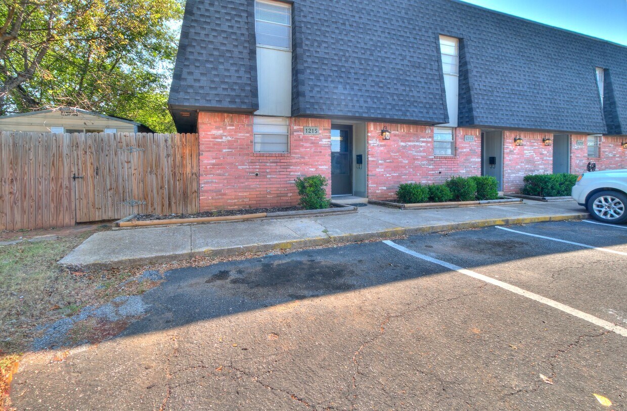 Foto principal - Newly Renovated 2bed 2 bath !Townhome