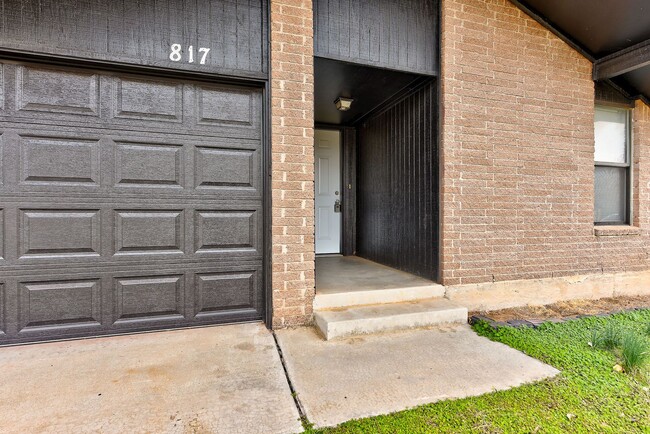 Building Photo - Gorgeous 3BD/2BTH Home Minutes from I-35 a...