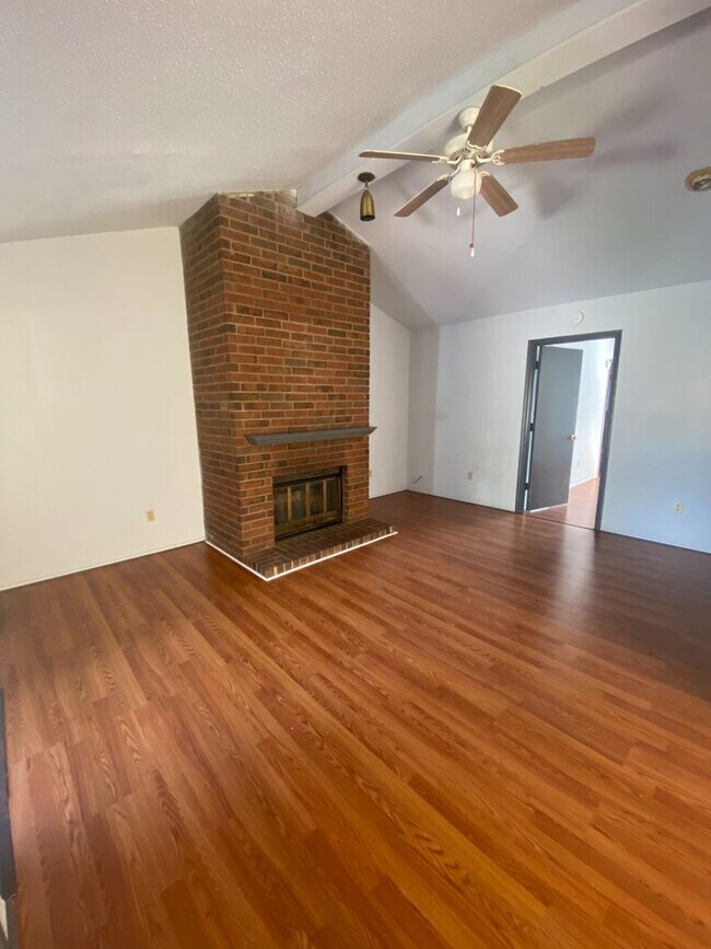 Foto del edificio - 722 Woodland Ct