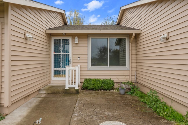 Building Photo - 3036 SE Lewis Ct