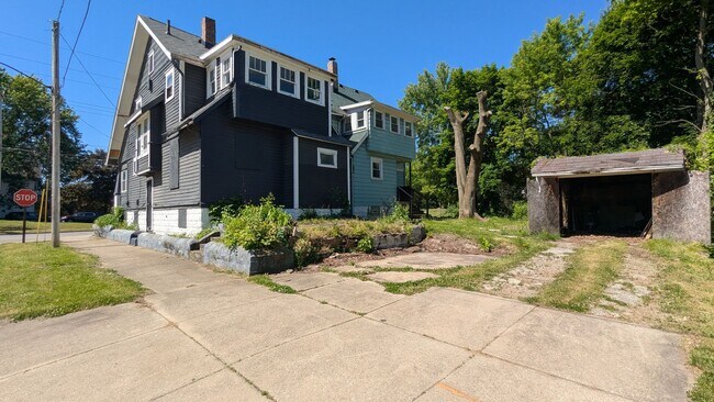 Foto del edificio - Spacious 4-bedroom, 1.5-bath home in Akron