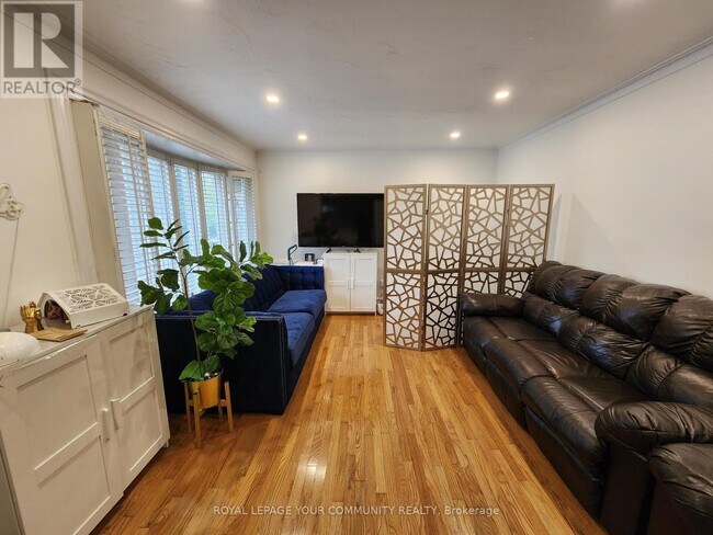 Building Photo - 394 Paliser Crescent N
