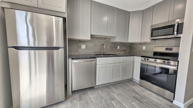 Building Photo - 9216 E Highland Pines Blvd