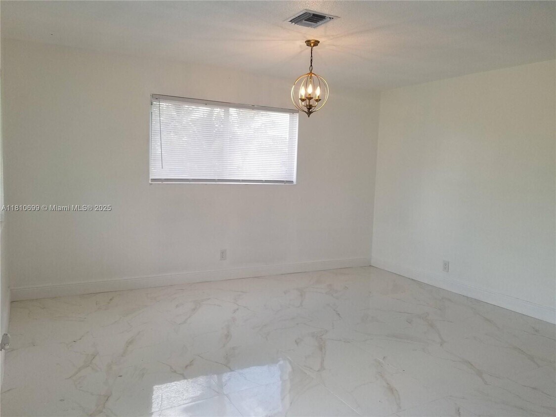 Foto del edificio - 5641 NW 15th St