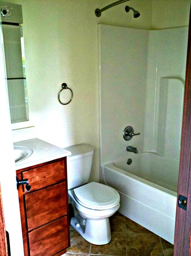 Baño - 515 E College St