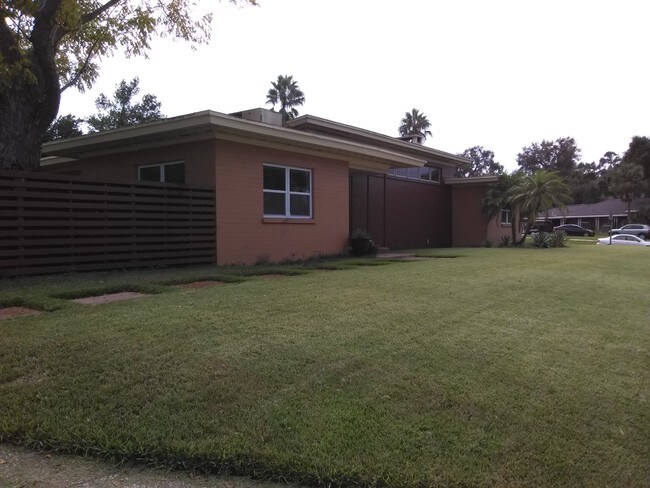 Building Photo - 837 E Edgewood Dr