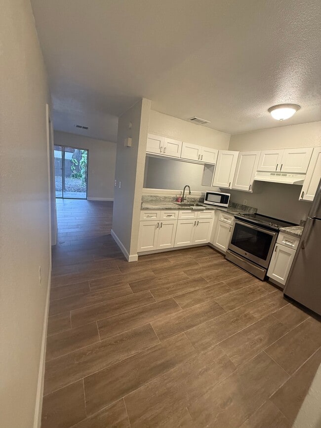 Building Photo - 7116 Oakwood Dr