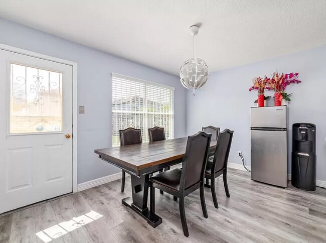 Foto del edificio - 10207 Revelstoke Dr