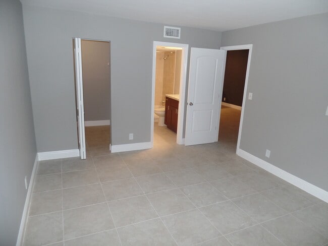 Building Photo - 118 Lake Emerald Dr