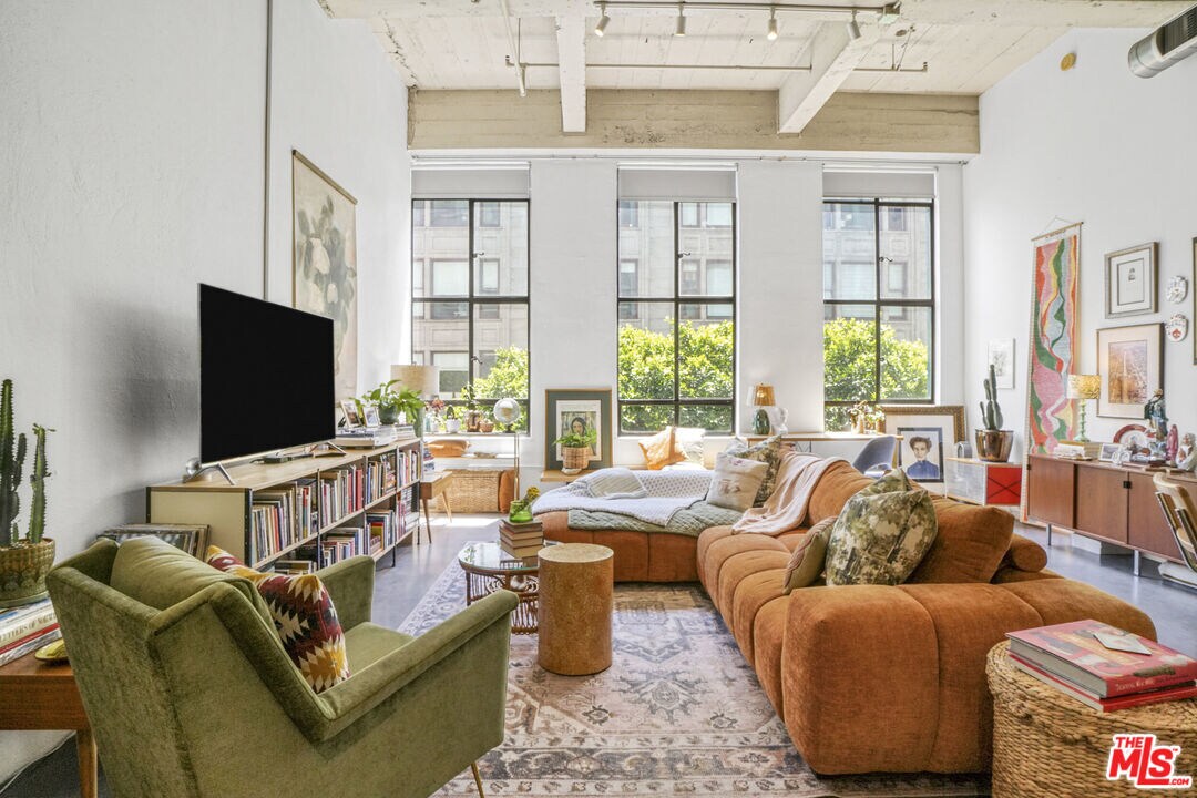 Foto principal - 849 S Broadway