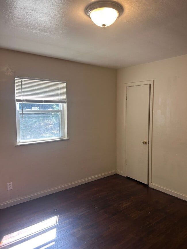 Building Photo - Charming 2 Bedroom 1 Bath House Rent Ready...