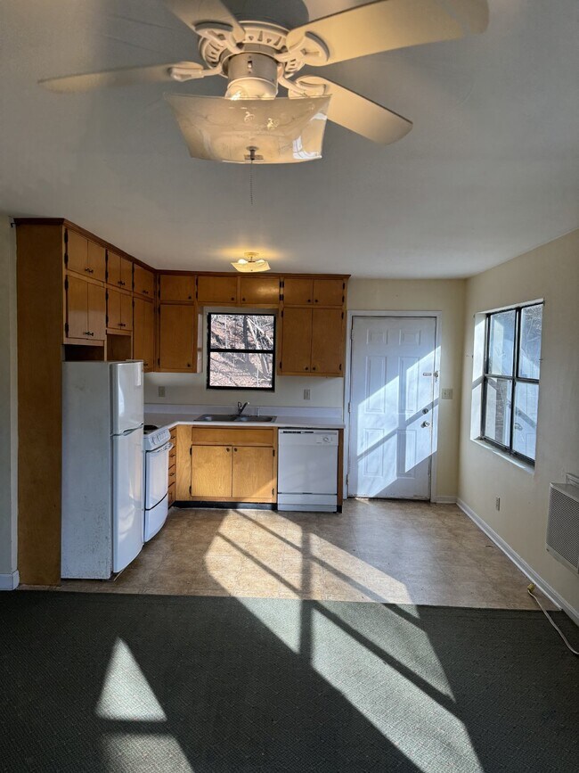 Building Photo - 2 Bedroom Rental Property with a Convenien...