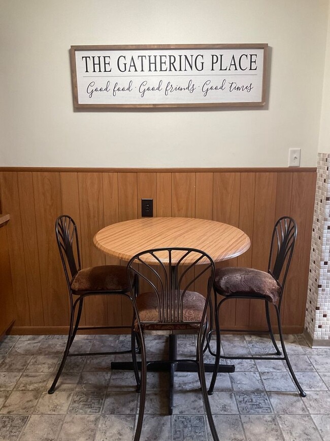 Building Photo - 207 W Hwy 50