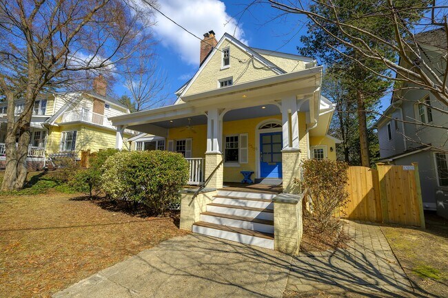 Foto del edificio - Your Ultimate Sanctuary in Chevy Chase/DC = Classic Charm + Modern Versatility