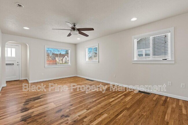 Foto del edificio - 331 Lone Star Rd