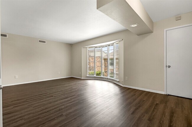 Foto del edificio - 5835 E University Blvd