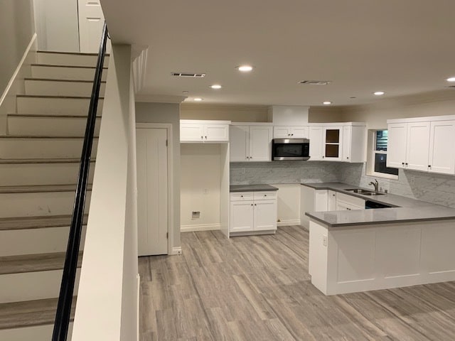 Building Photo - 6913 Vinevale Ave