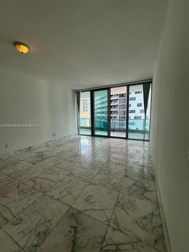 Foto del edificio - 1331 Brickell Bay Dr