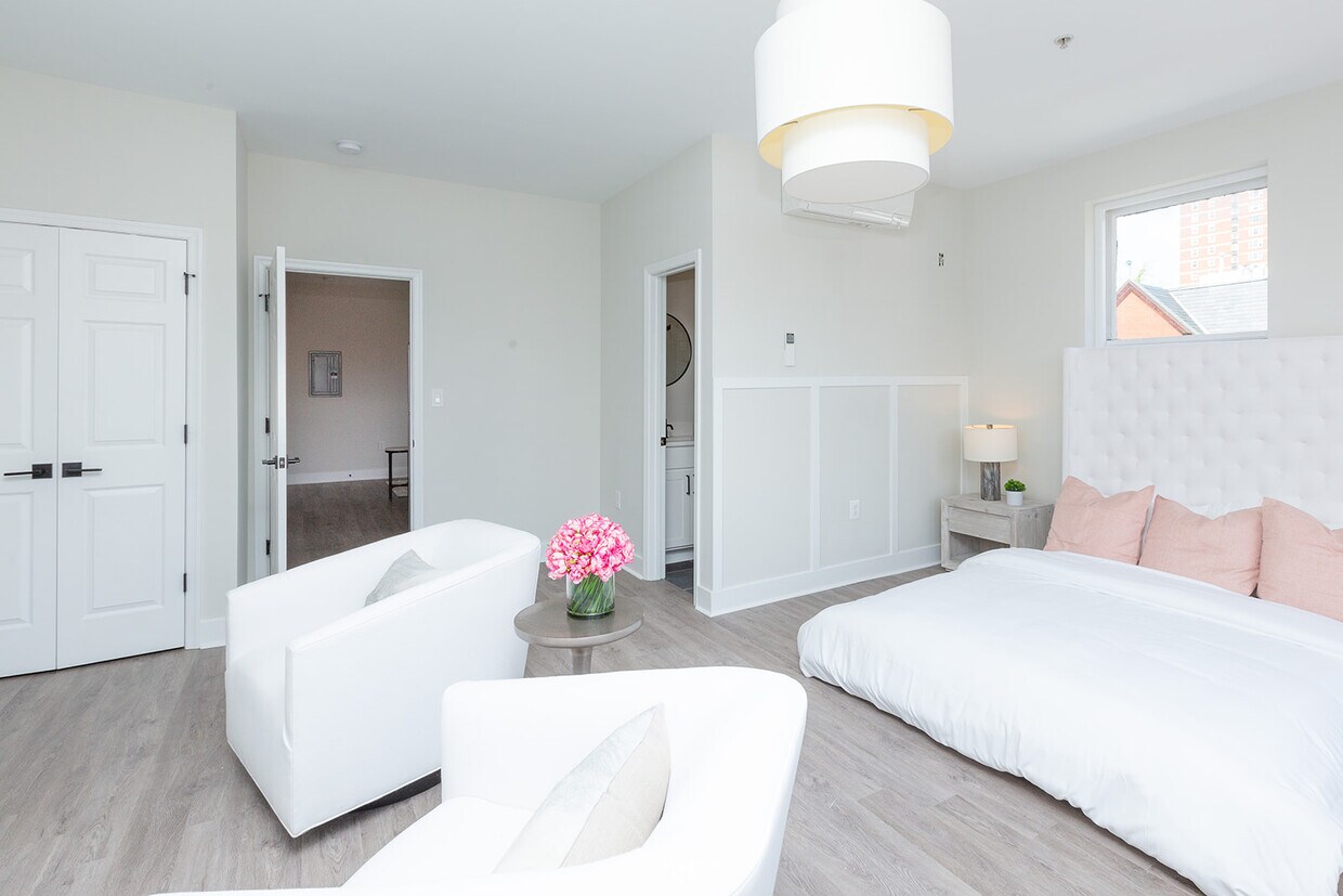 Foto principal - The Suites at 115 E Eager