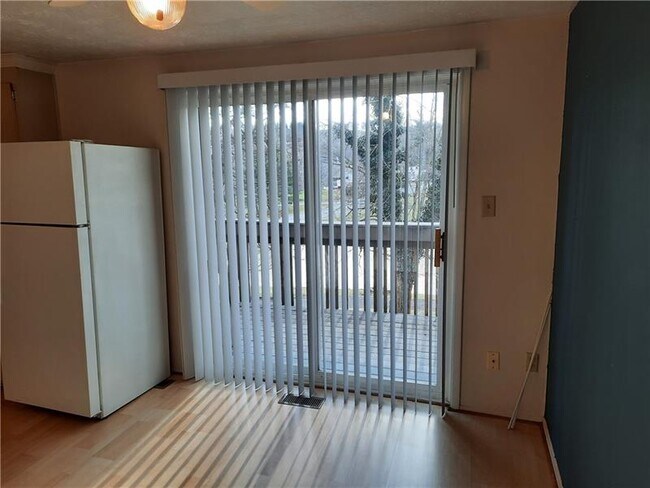 Building Photo - 305 Cricketwood Ct