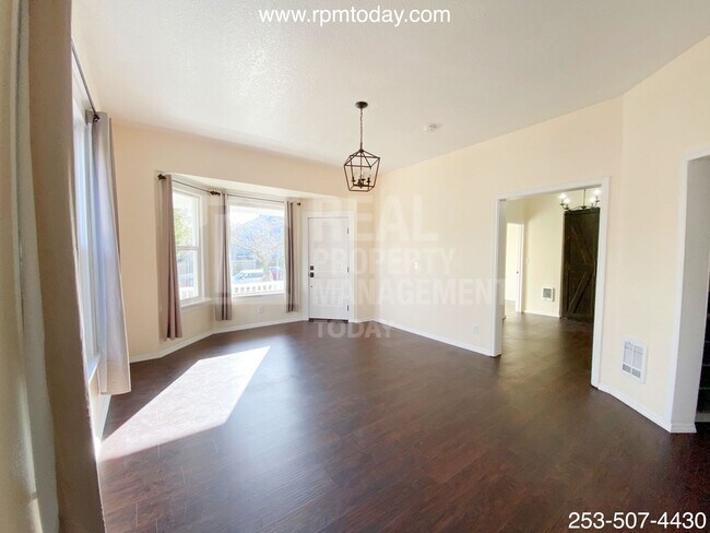 Building Photo - Updated 3 Bedroom Lower-Level Duplex in Ta...