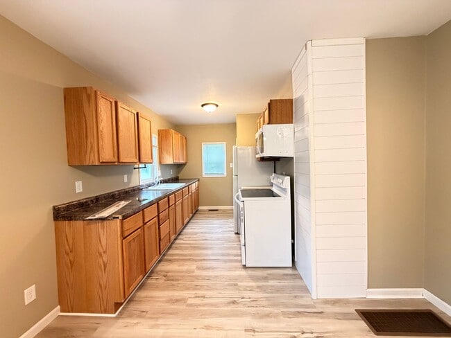 Building Photo - Remodeled 2 Bedroom Bungalow $925