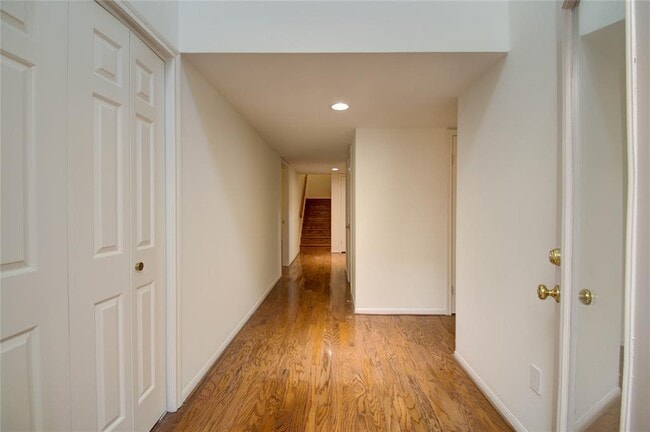 Building Photo - 6 Town Oaks Pl