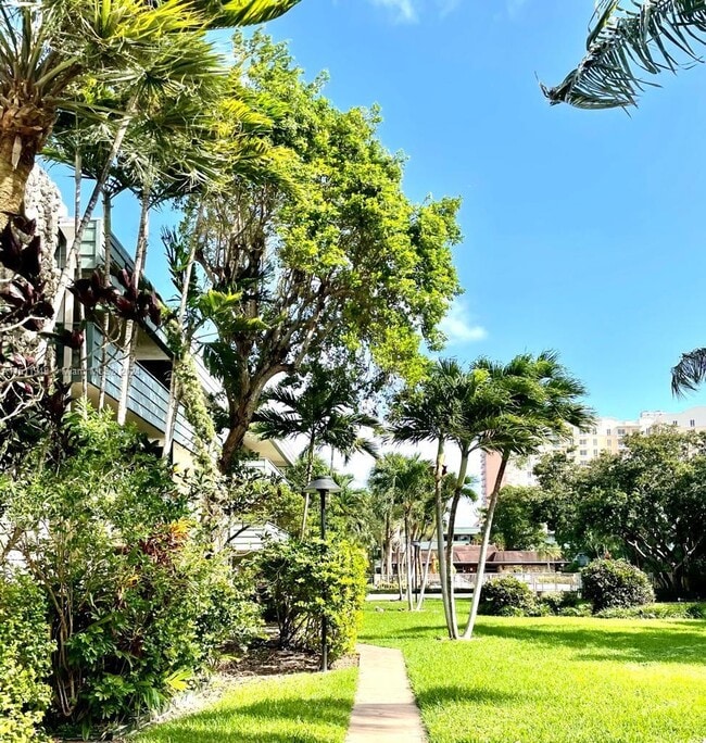 Foto del edificio - 8315 SW 72nd Ave
