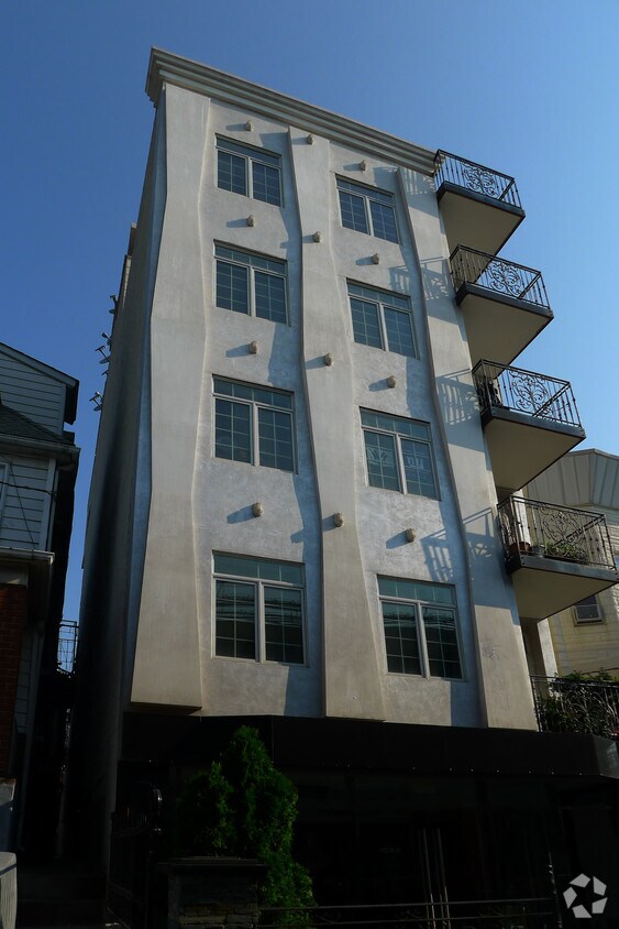 Building Photo - 10465 Roosevelt Ave